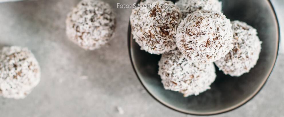 Fertiges Rezept: Vegane Rumkugeln mit Kokosflocken