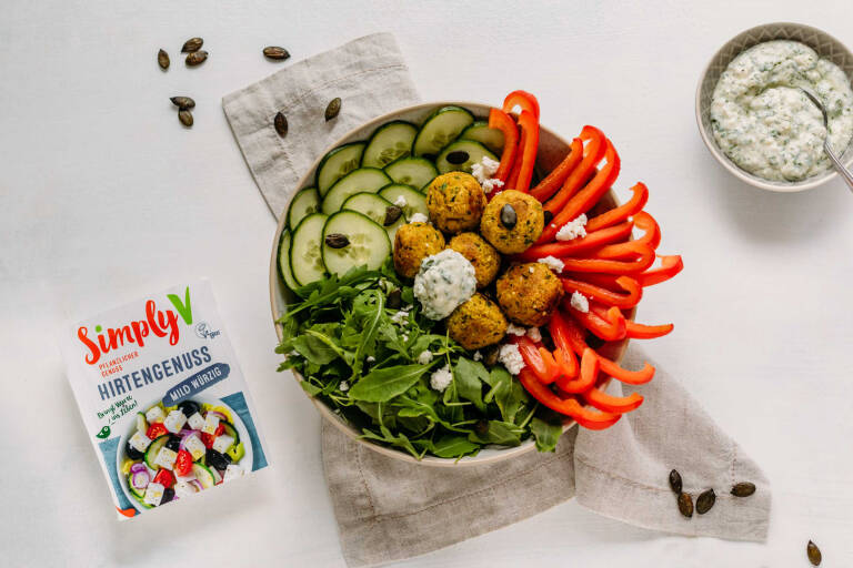 Veganes Rezept: Kurkuma-Quinoa-Falafel-Bowl mit veganem Feta-Dip von Simply V 1