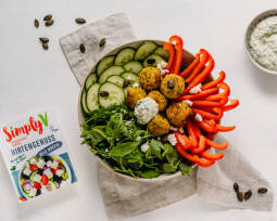 Veganes Rezept: Kurkuma-Quinoa-Falafel-Bowl mit veganem Feta-Dip von Simply V 1