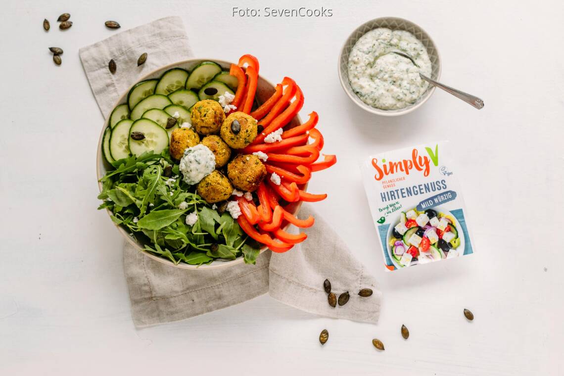 Veganes Rezept: Kurkuma-Quinoa-Falafel-Bowl mit veganem Feta-Dip von Simply V 2