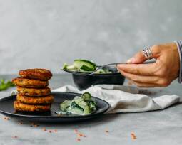 Veganes Rezept: Linsenfrikadellen mit Gurkensalat 1