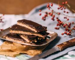 Veganes Rezept: Mandelkaramell-Schnittchen mit Schokolade_1