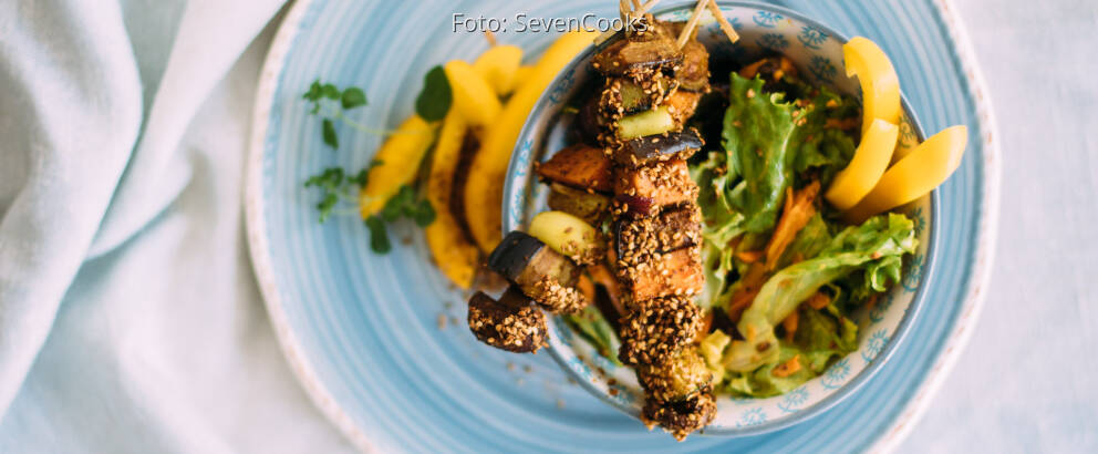 Veganes Rezept: Masala-Spieße im Gomasiomantel