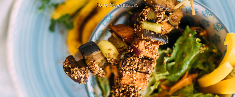 Veganes Rezept: Masala-Spieße im Gomasiomantel