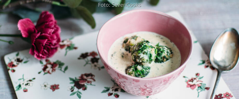 Veganes Rezept: Minispinatknödel mit Pilzsauce