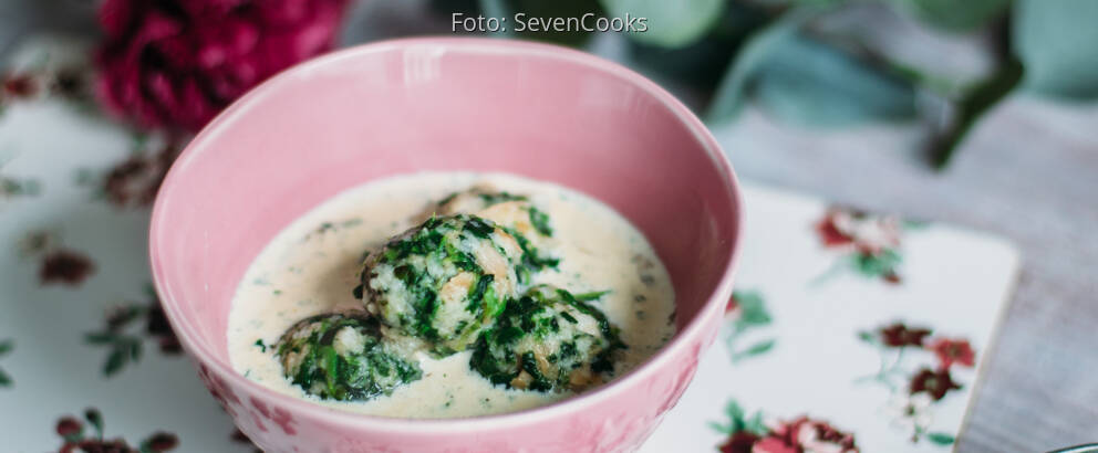 Veganes Rezept: Minispinatknödel mit Pilzsauce