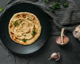 Veganes Rezept: Naan Brot mit Hummus