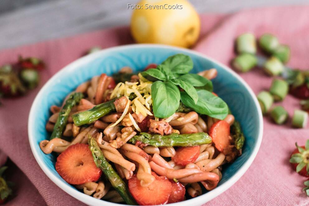 Spargelsalat mit Erdbeeren, Nudeln und Walnüssen von SevenCooks