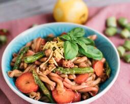 Veganes Rezept: Nudelsalat mit Erdbeeren, Spargel und Walnüssen_1
