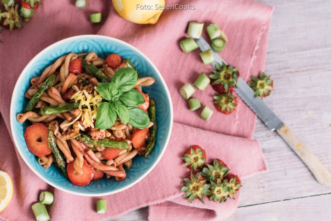 Veganes Rezept: Nudelsalat mit Erdbeeren, Spargel und Walnüssen_3