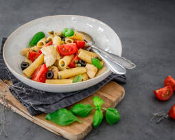 Veganes Rezept: One Pot Pasta mit Tomaten, Kapern und Artischocken 1