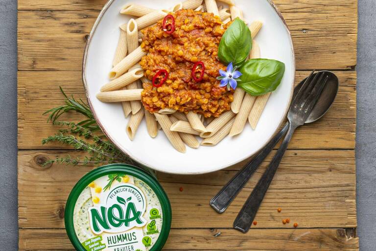 Veganes Rezept: Pasta mit Linsenbolognese und Hummus Kräuter von NOA