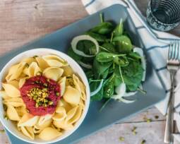 Veganes Rezept: Pasta mit Rote-Bete-Pesto und Salat vom Babyblattspinat 1