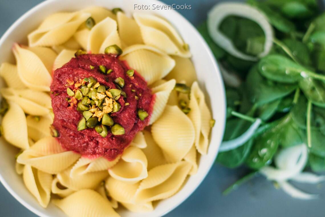 Veganes Rezept: Pasta mit Rote-Bete-Pesto und Salat vom Babyblattspinat 3