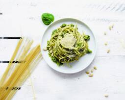 Veganes Rezept: Petersilien-Pesto mit Basilikum und Spaghetti von Simply V