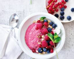 Veganes Rezept: Pinke Wake-up-Frühstücksbowl von Simply V