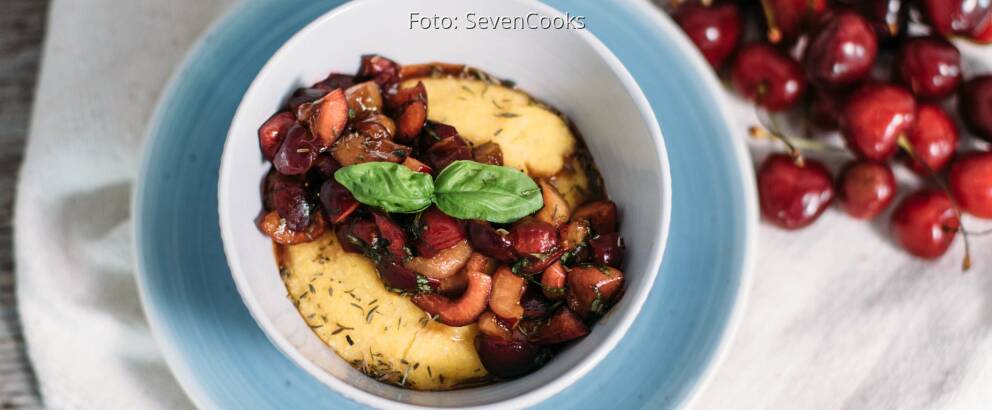 Veganes Rezept: Polenta mit Kirsch-Basilikum-Salat_1