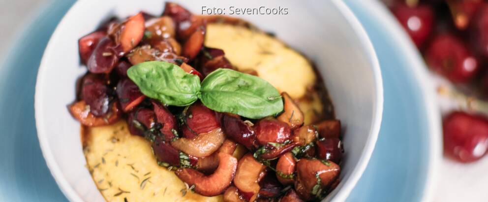 Veganes Rezept: Polenta mit Kirsch-Basilikum-Salat_2