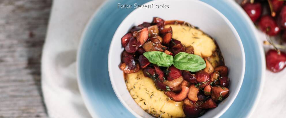 Veganes Rezept: Polenta mit Kirsch-Basilikum-Salat_3