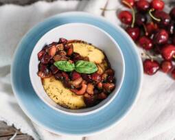 Veganes Rezept: Polenta mit Kirsch-Basilikum-Salat_1