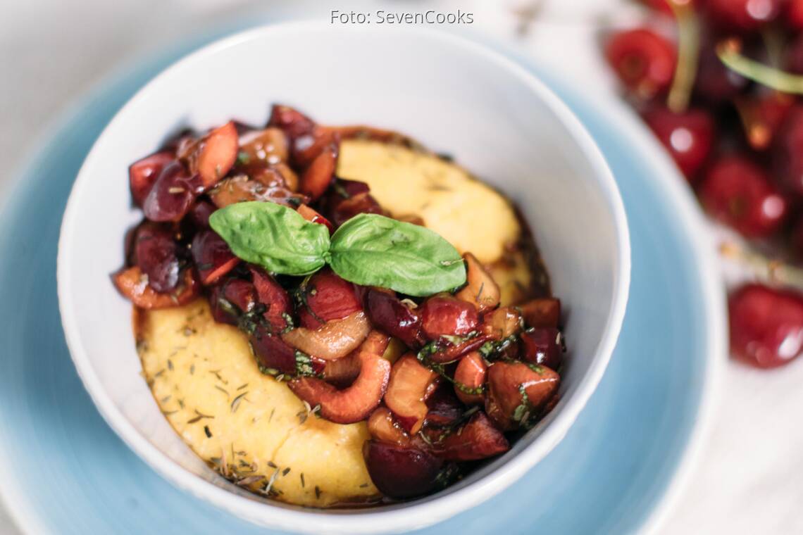 Veganes Rezept: Polenta mit Kirsch-Basilikum-Salat_2