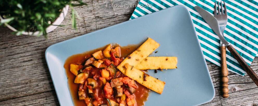 Veganes Rezept: Polentasticks mit mediterranem Gemüse