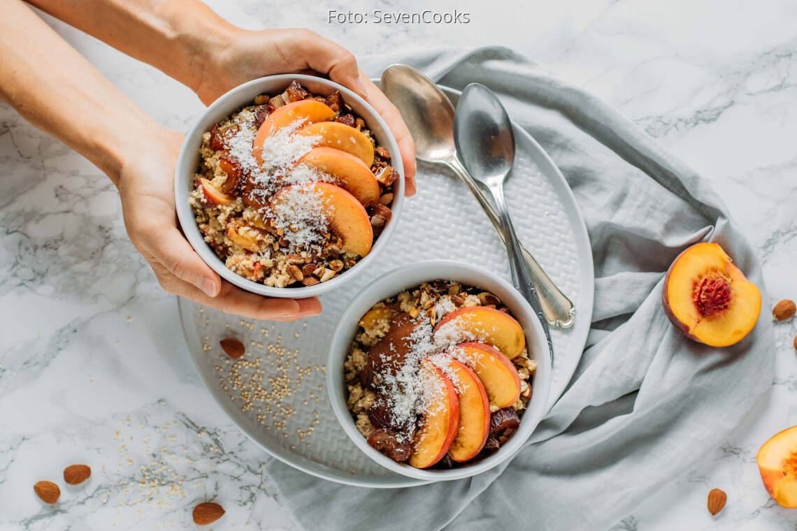 Veganes Rezept: Quinoa-Porridge mit Pfirsich und Mandeln_1