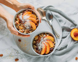 Veganes Rezept: Quinoa-Porridge mit Pfirsich und Mandeln_1