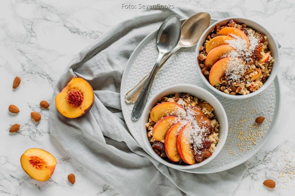 Deluxe-Frühstück: Quinoa-Porridge mit Pfirsich und Mandeln von RominaCooks