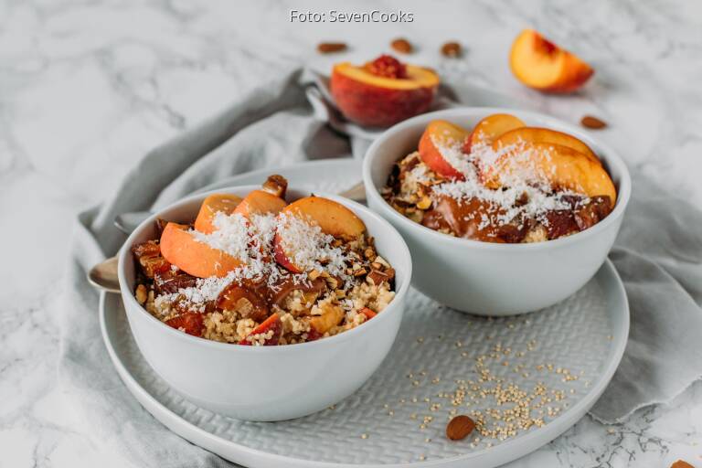 Deluxe-Frühstück: Quinoa-Porridge Mit Pfirsich Und Mandeln Von RominaCooks