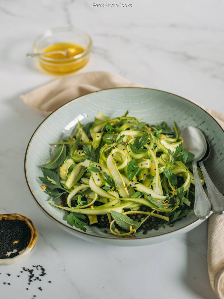 Roher Spargelsalat mit Belugalinsen von SevenCooks
