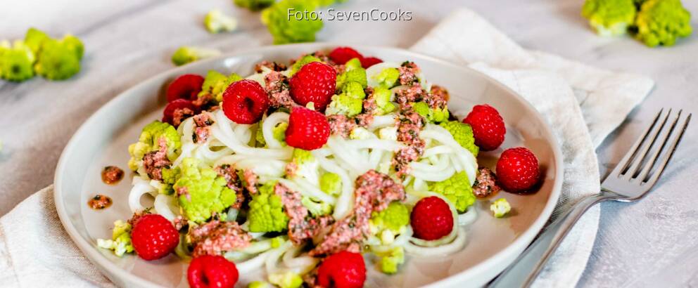 Veganes Rezept: Romanesco-Salat mit Kohlrabizoodles 1