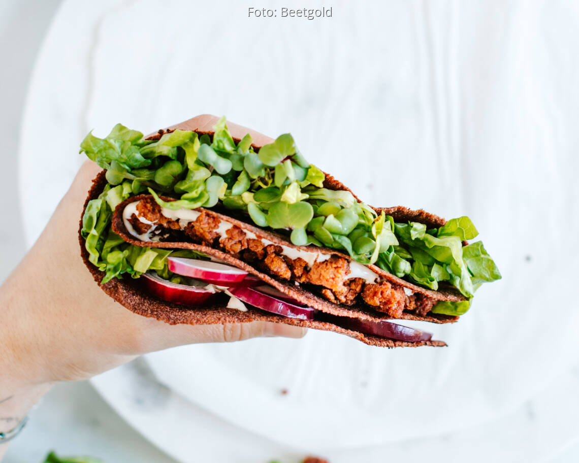 Veganes Rezept: Rote Beete Tortilla mit Veggie-Hack, Salat und frischen Sprossen