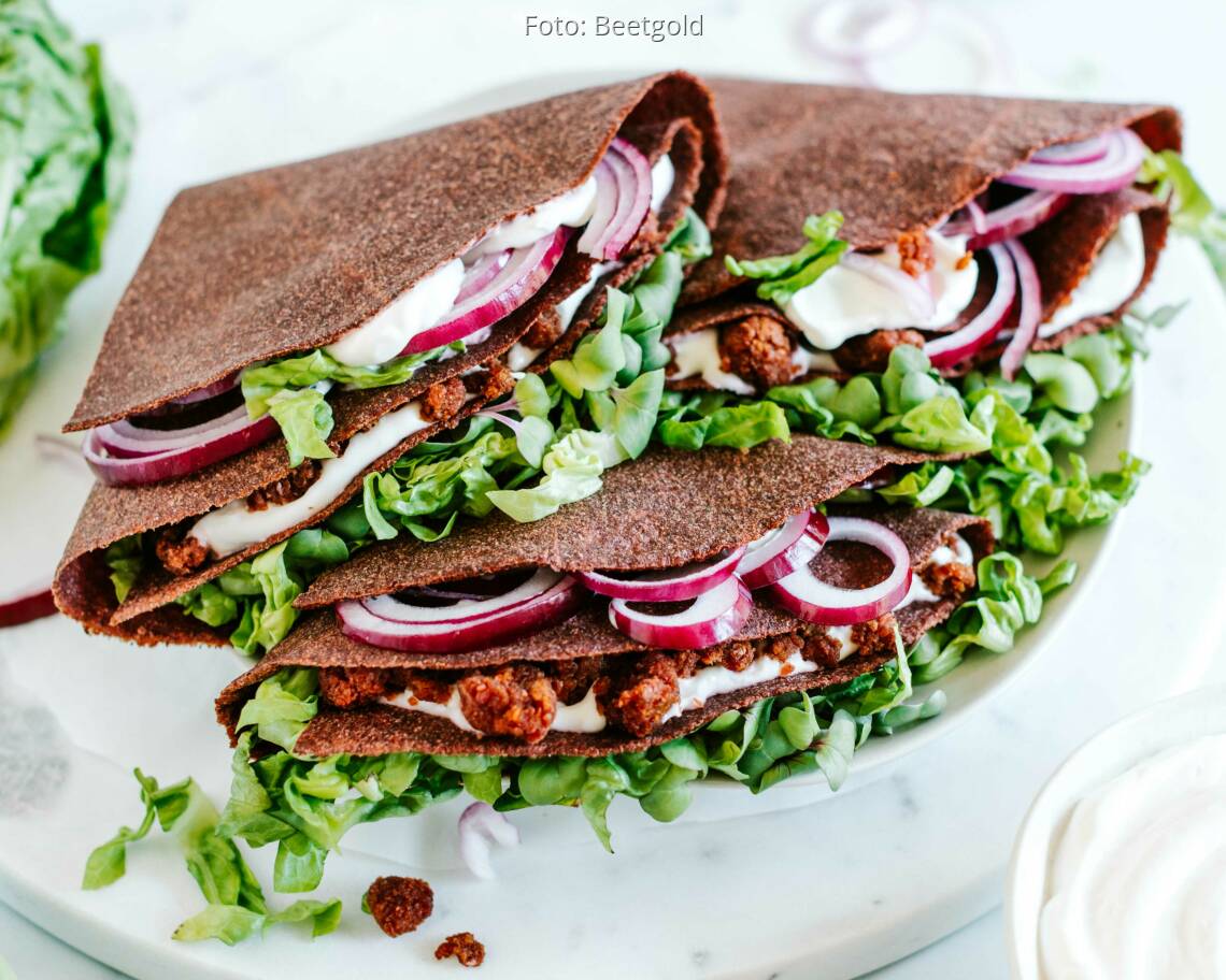 Veganes Rezept: Rote Beete Tortilla mit Veggie-Hack, Salat und frischen Sprossen