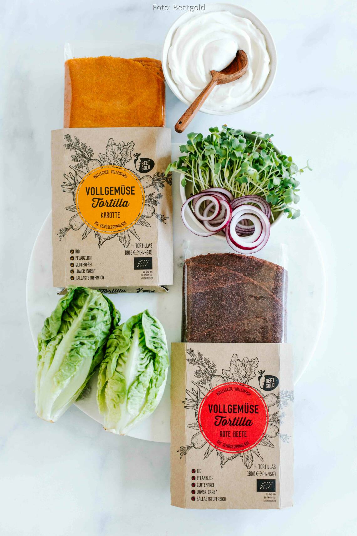 Veganes Rezept: Rote Beete Tortilla mit Veggie-Hack, Salat und frischen Sprossen