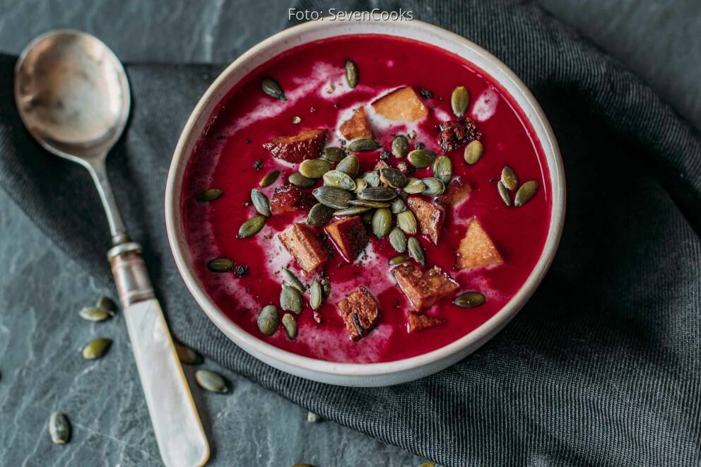 Rote Bete Suppe mit Kürbis – ein pinkes Highlight in der S… von SabineCooks