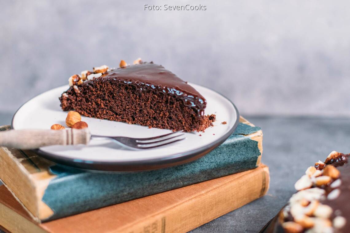 Veganes Rezept: Saftiger Schokoladenkuchen mit Schokoglasur_1