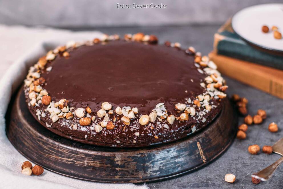 Saftiger Schokoladenkuchen mit Schokoglasur von SevenCooks