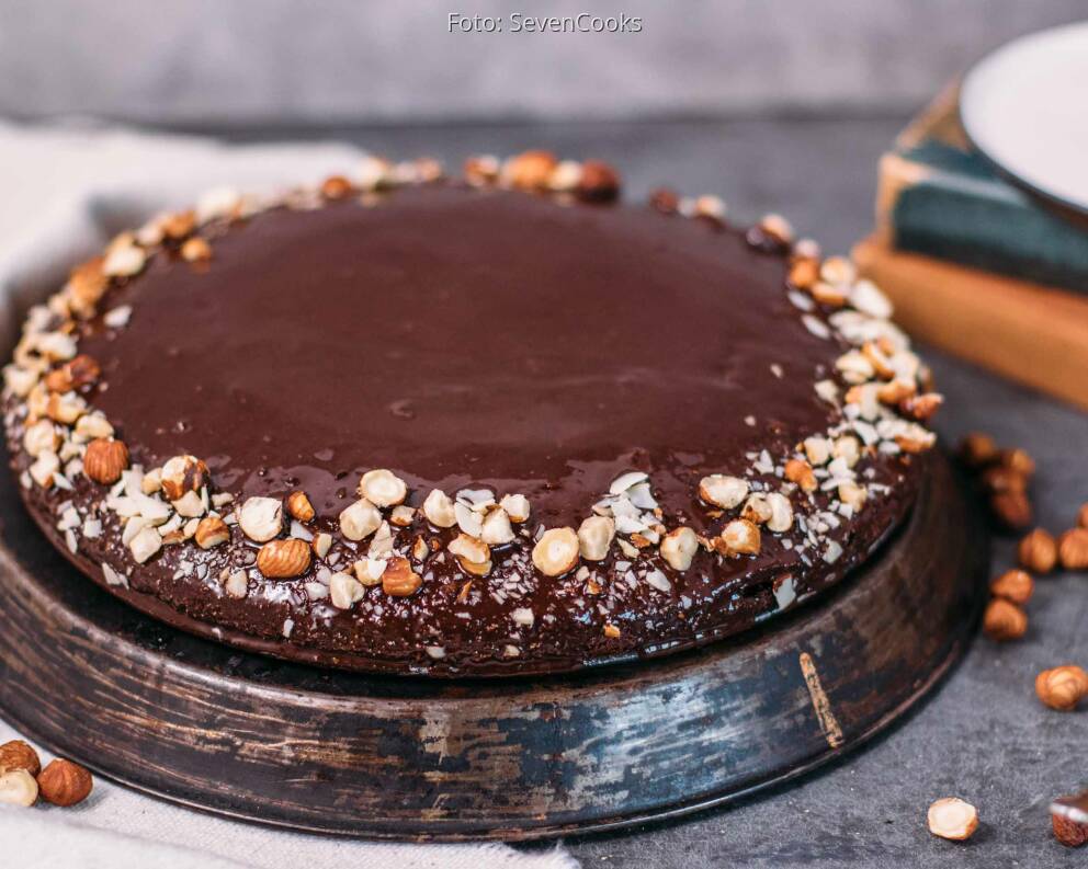 Saftiger Schokoladenkuchen mit Schokoglasur von SevenCooks
