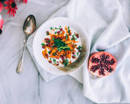 Veganes Rezept: Savory Joghurt mit Harissa Karotten