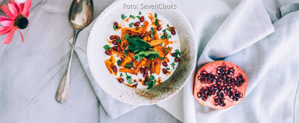 Veganes Rezept: Savory Joghurt mit Harissa Karotten