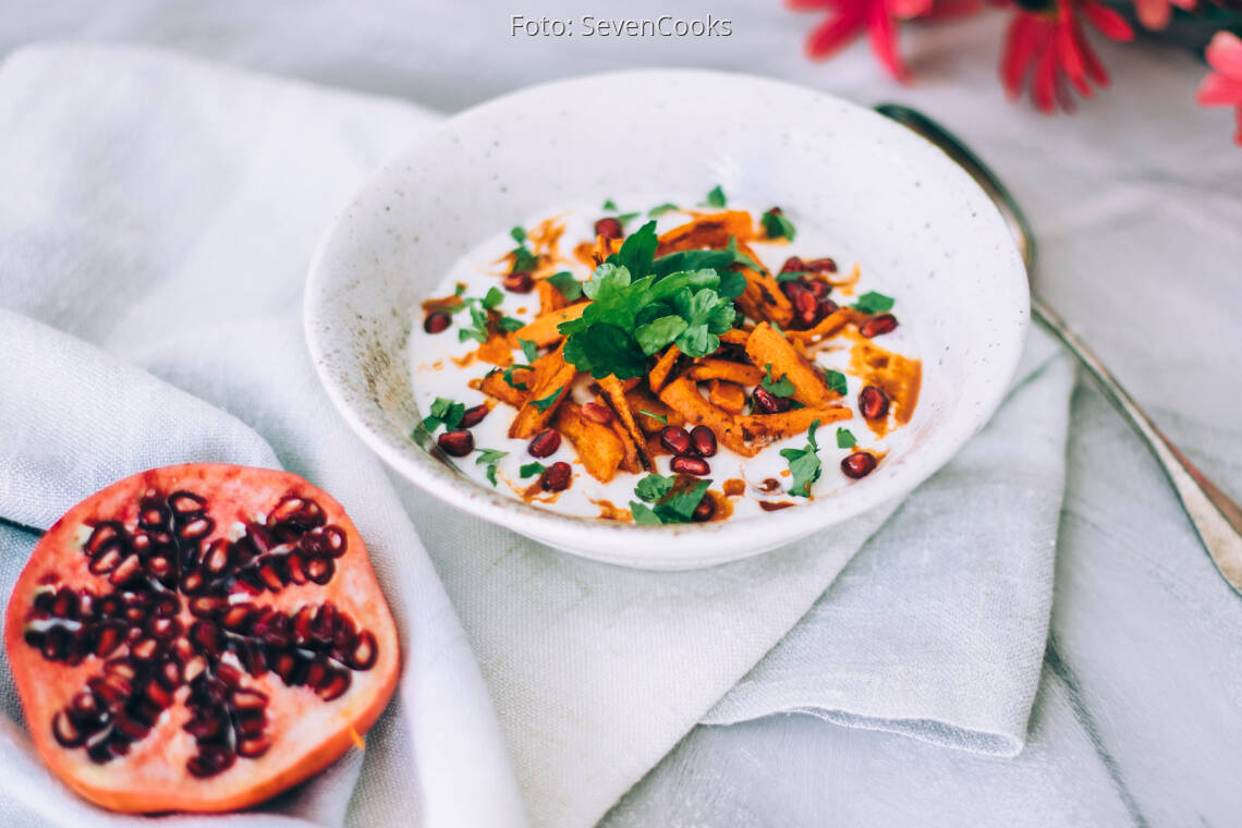 Veganes Rezept: Savory Joghurt mit Harissa Karotten