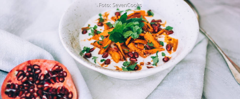 Veganes Rezept: Savory Joghurt mit Harissa Karotten