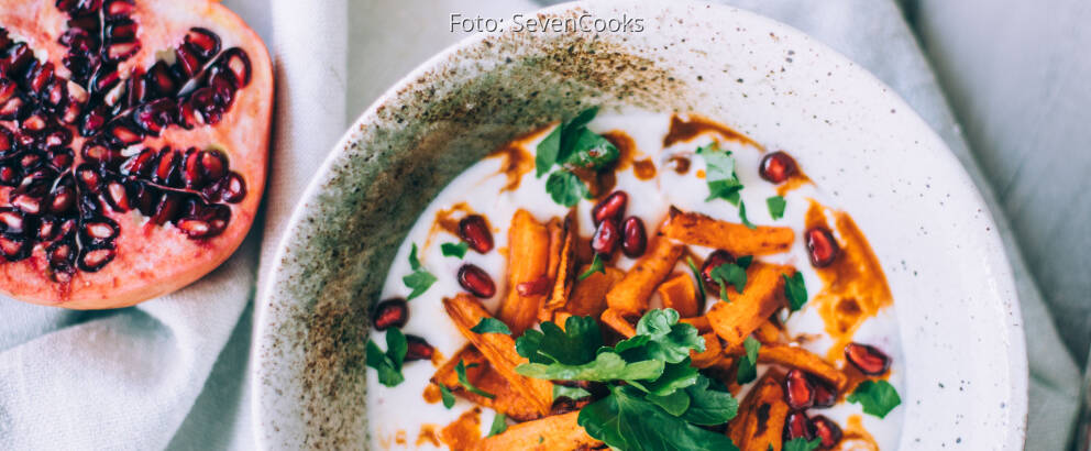 Veganes Rezept: Savory Joghurt mit Harissa Karotten