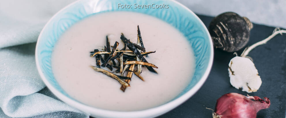 Veganes Rezept: Schwarzrettichsuppe mit Gemüsechips