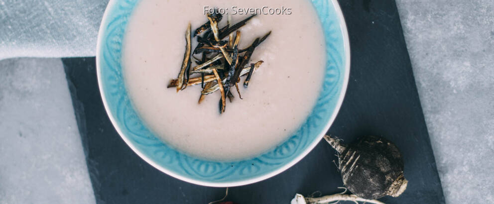 Veganes Rezept: Schwarzrettichsuppe mit Gemüsechips