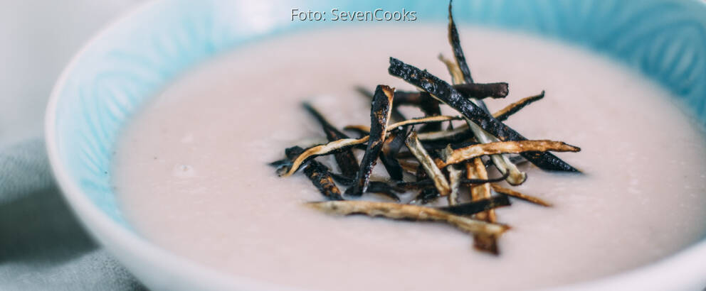 Veganes Rezept: Schwarzrettichsuppe mit Gemüsechips