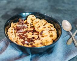Veganes Rezept: Süße Frühstücksbowl mit Banane und Erdnüssen_1