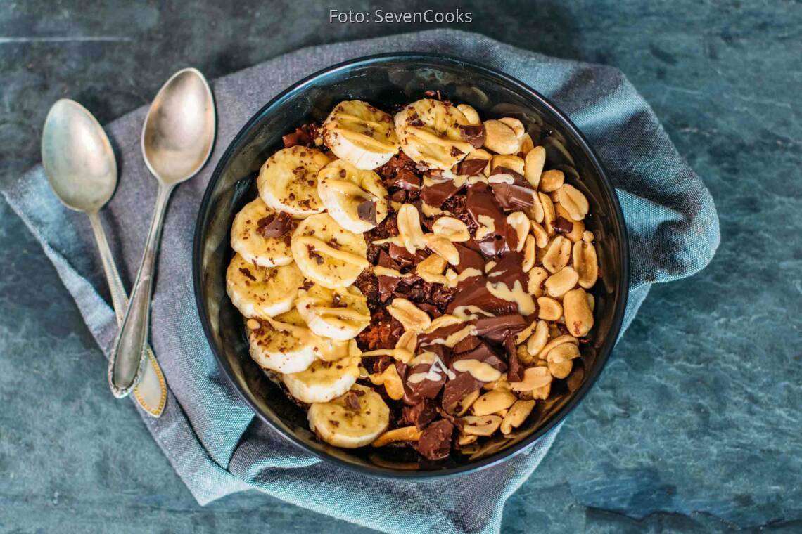 Veganes Rezept: Süße Frühstücksbowl mit Banane und Erdnüssen_2