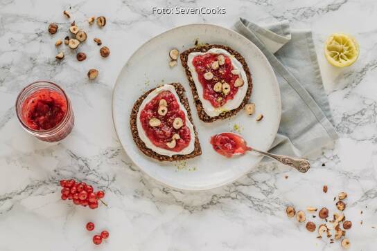 Süßes Frühstücksbrot mit Marmelade